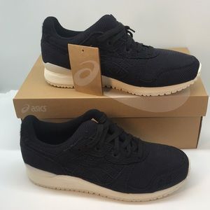 ASICS  WOMENŚ GEL-LYTE III OG  SNEAKER SIZE 10 BLACK/WHITE COLOR